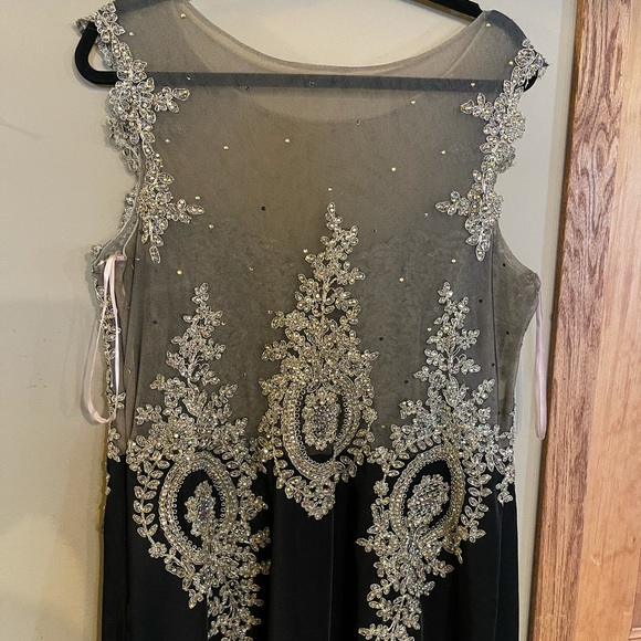 Women’s black gown - Picture 9 of 10